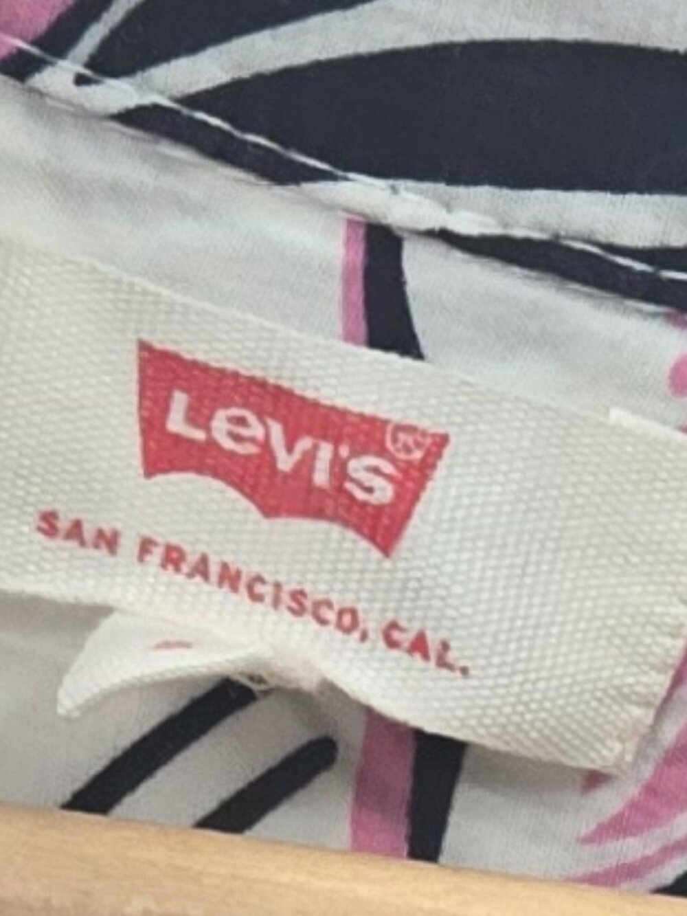 Levi's White Floral Cropped Button Down Size Small - Picture 3 of 12